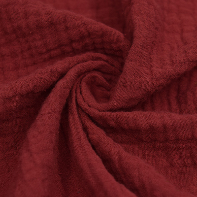 Quatre couches 125-130GSM froissent le tissu Gauze Fabric rouge de gaze