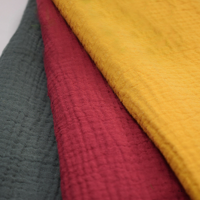 Quatre couches 125-130GSM froissent le tissu Gauze Fabric rouge de gaze