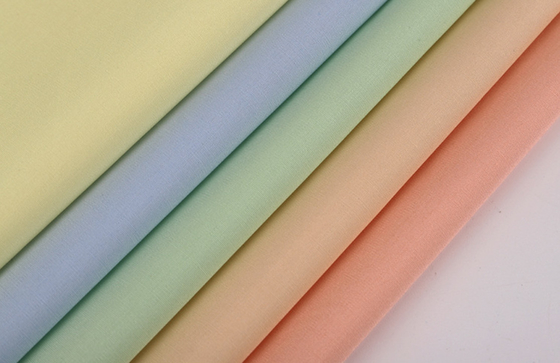 40sX40s teint et imprimé 133x100 130GSM de popeline de tissu résistant de effacement de chemise en coton