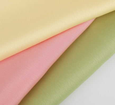 Tissu de satin à rétrécissement minimal pour les vêtements Matériau doux et confortable