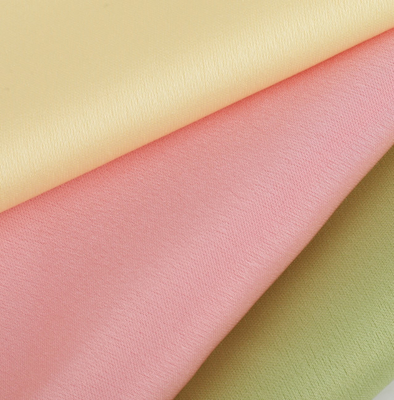 Vêtements en satin brillant en polyester