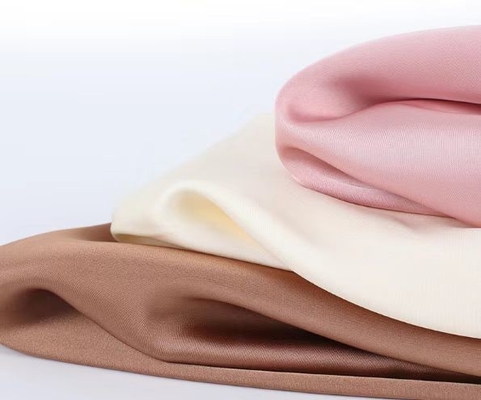 Fabrique en satin de polyester à 100% 185 grammes, apparence en soie, pantalon, jupe, blouse et robe.