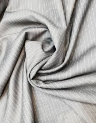 27% Rayonne 73% Polyester 220gsm Tissu de costume rayé gris et blanc Rayonne/Polyester