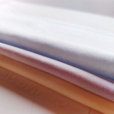 Tissu en coton élasthanne de 180 cm de largeur et 180 g/m² avec une excellente récupération élastique pour des vêtements confortables