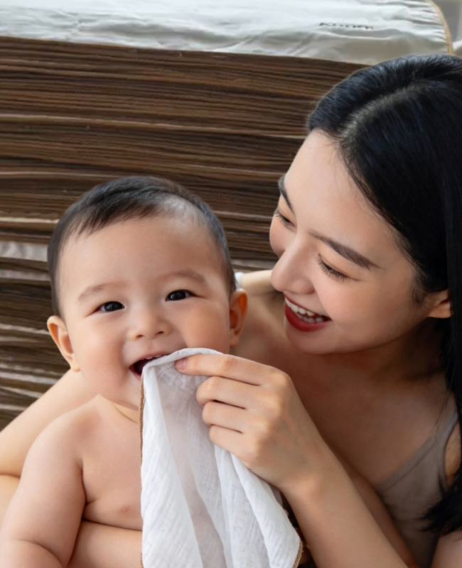 70% de fibres de bambou de qualité supérieure et 30% de coton peigné en double gaze avec 40S de fil fin et 100 GSM pour une douceur luxueuse